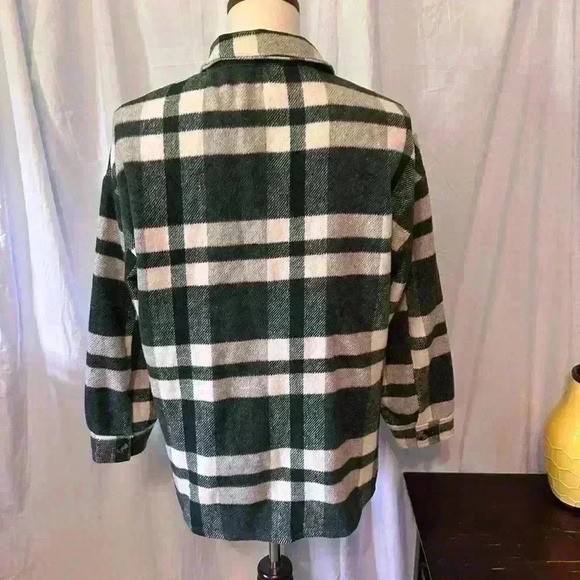 Thick Green/White Plaid Flannel Type Jacket. Size L. Unisex. Button Up. Pockets - Picture 4 of 7